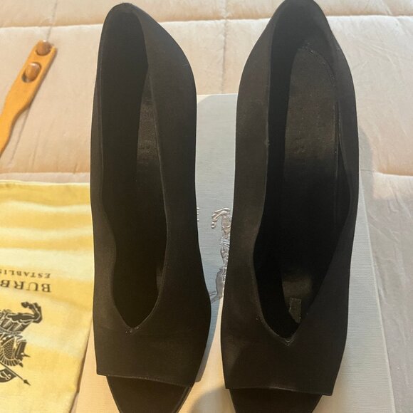 BURBERRY PRORSUM HYDONS 100 SATIN PEEP TOE PUMPS/ size 9 (40) - Picture 3 of 3